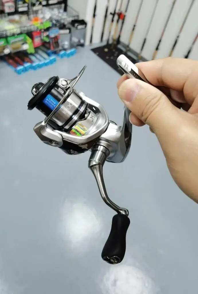 1000-sized spinning reel
