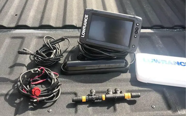 lowrance elite 7 fish finder with components